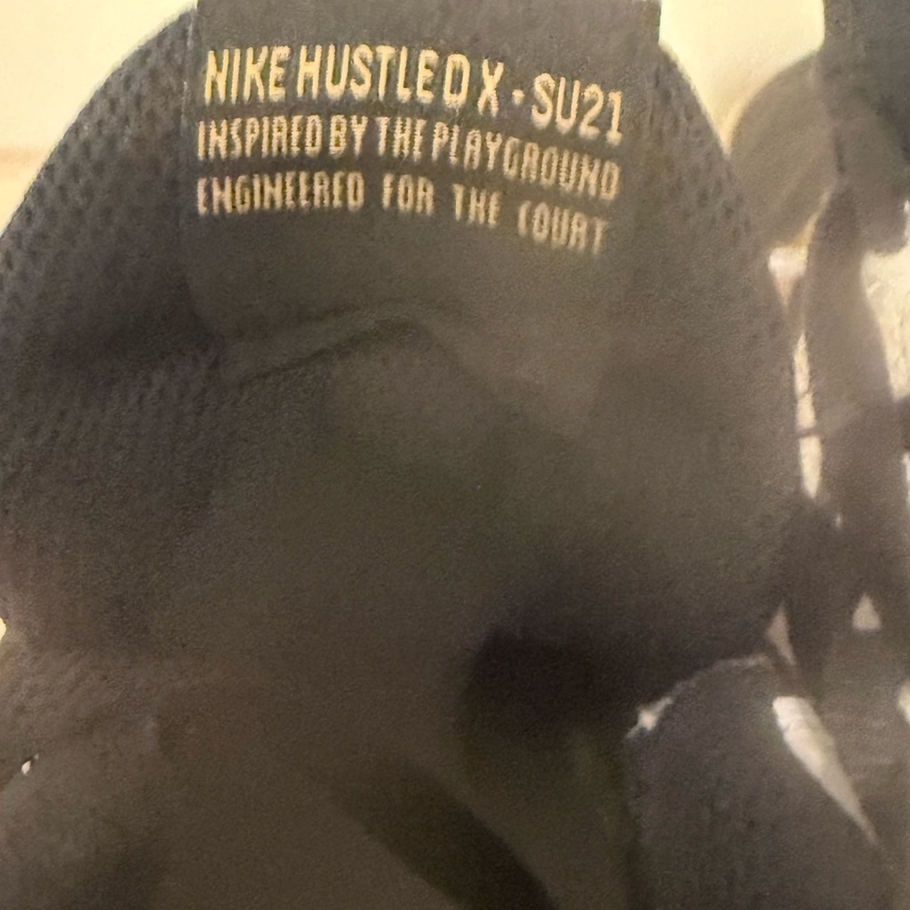 NIKE TEAM HUSTLE D 10 (GS)-CW6735-002 Black/Gold Youth Basketball Shoes Sz 4Y - Picture 5 of 9